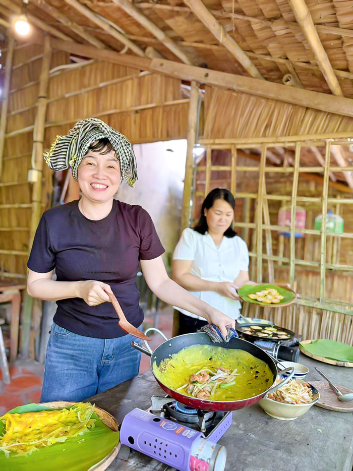 Du khách trải nghiệm làm bánh miệt vườn trên đất cù lao.

Ảnh: PHƯƠNG THẢO