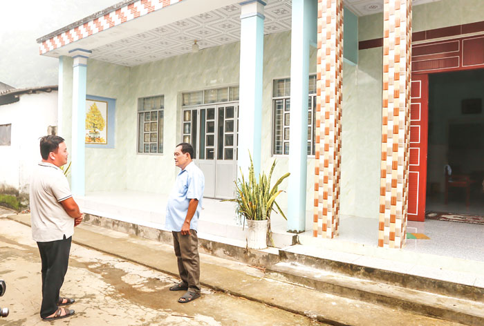 Ông Trần Thê- Bí thư Chi bộ ấp Bà Giam B, xã Đôn Châu (bên phải) chia sẻ về sự phát triển của đồng bào Khmer địa phương. Ảnh: NGỌC XOÀN