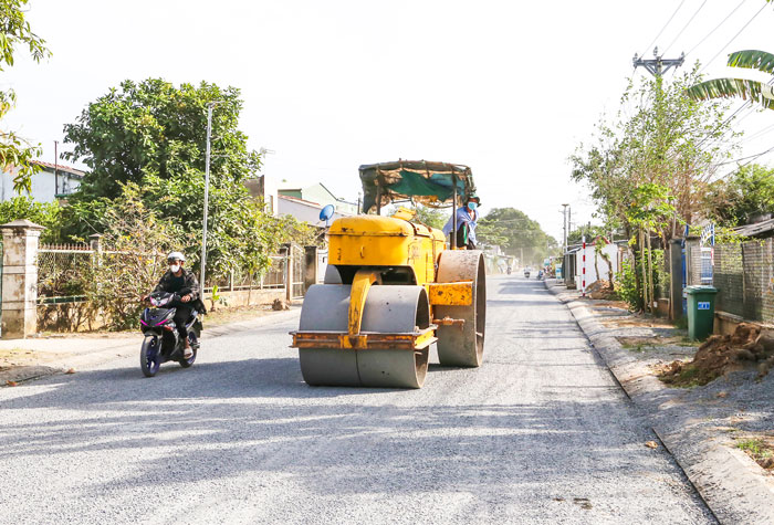 Nâng cấp đường giao thông xã Nhị Trường, địa phương có gần 70% đồng bào Khmer. Ảnh: NGỌC XOÀN