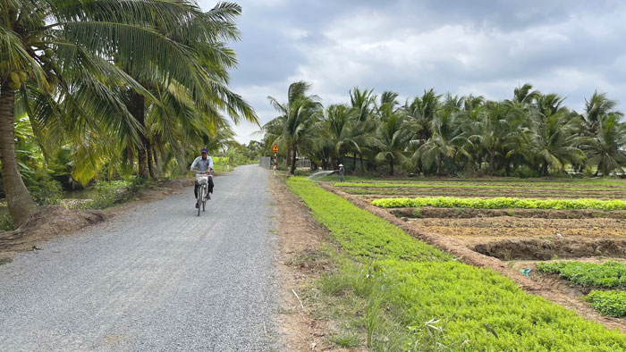 Tuyến đường nhựa được hoàn thành từ nguồn vốn chính sách dân tộc và sự đồng thuận hiến đất của bà con Khmer. Ảnh: SỐC KHA

