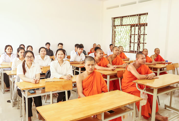 Tăng sinh và học sinh Trường Trung cấp Pali- Khmer Trà Vinh. Ảnh: NGỌC XOÀN

