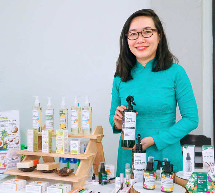 Chị Đinh Thị Hạnh Tâm tự viết nên câu chuyện đặc trưng riêng của mình. Ảnh: THẢO LY