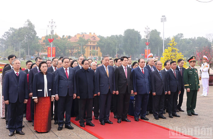 Các đồng chí lãnh đạo, nguyên lãnh đạo Đảng, Nhà nước thành kính tưởng nhớ công lao to lớn của Chủ tịch Hồ Chí Minh.
