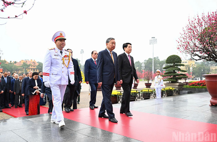 Các đồng chí lãnh đạo, nguyên lãnh đạo Đảng, Nhà nước vào Lăng viếng Chủ tịch Hồ Chí Minh.
