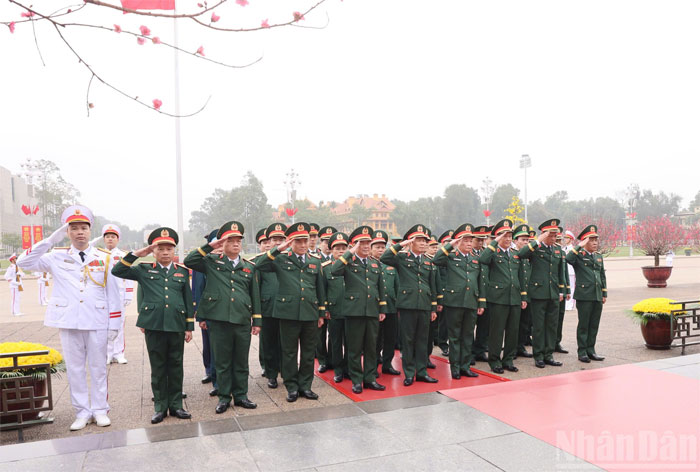 Đoàn đại biểu Quân ủy Trung ương﻿ vào Lăng viếng Chủ tịch Hồ Chí Minh.
