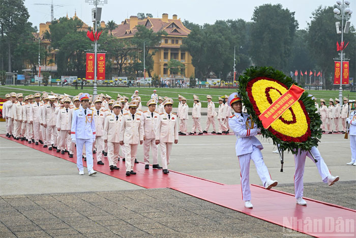 Đoàn đại biểu Đảng ủy Công an Trung ương﻿ vào Lăng viếng Chủ tịch Hồ Chí Minh.
