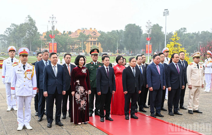 Đoàn đại biểu Thành ủy, Hội đồng nhân dân, Ủy ban nhân dân, Ủy ban Mặt trận Tổ quốc Việt Nam thành phố Hà Nội vào Lăng viếng Chủ tịch Hồ Chí Minh.
