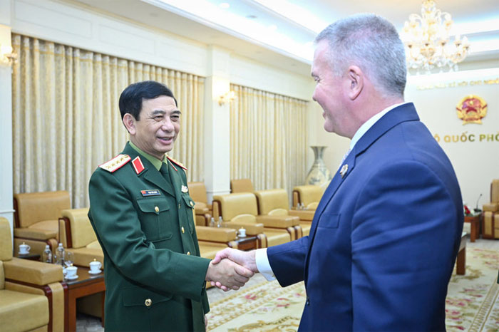 Đại tướng Phan Văn Giang và Trợ lý Ngoại trưởng Hoa Kỳ Michael George DeSombre.
