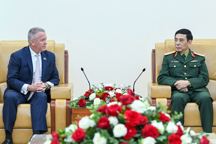 Đại tướng Phan Văn Giang và Trợ lý Ngoại trưởng Hoa Kỳ Michael George DeSombre tại buổi tiếp.
