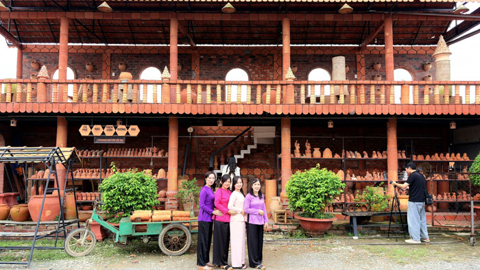 Du khách check-in tại “vương quốc” gạch gốm trăm năm tuổi của tỉnh.

