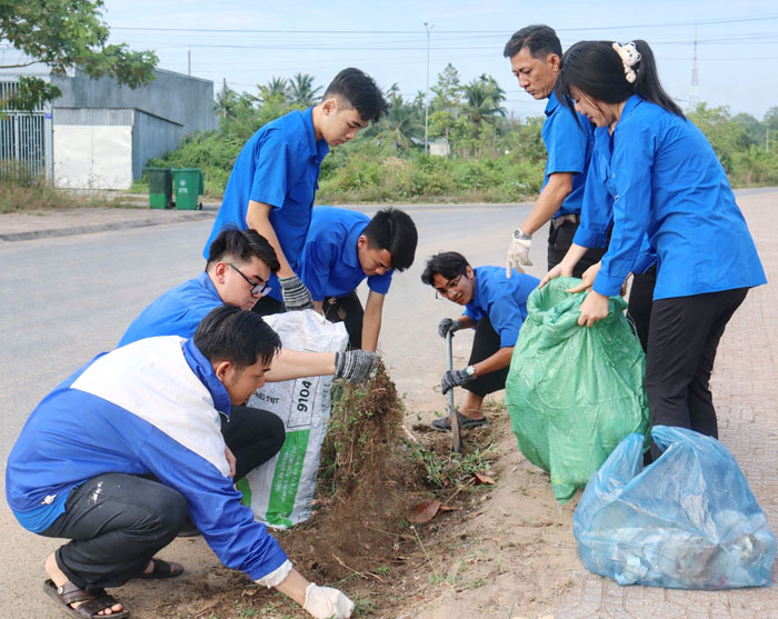 Tuổi trẻ phường Thanh Đức chung tay làm đẹp cảnh quan môi trường.

