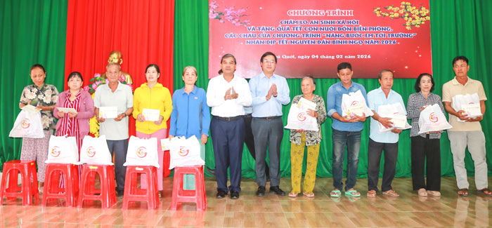 Các hoạt động chăm lo, giúp đỡ người nghèo, người yếu thế vươn lên trong cuộc sống được MTTQ tỉnh phát huy hiệu quả. Trong ảnh: Ban Thường trực Ủy ban MTTQ Việt Nam tỉnh phối hợp tổ chức trao quà Tết cho người dân có hoàn cảnh khó khăn.

Ảnh: TUYẾT NGA

