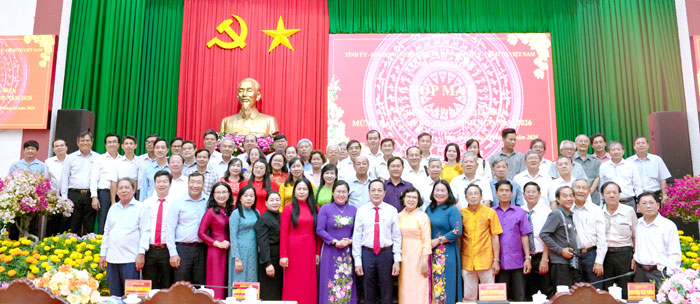 Đại biểu văn nghệ sĩ, trí thức chụp ảnh lưu niệm cùng lãnh đạo tỉnh.

