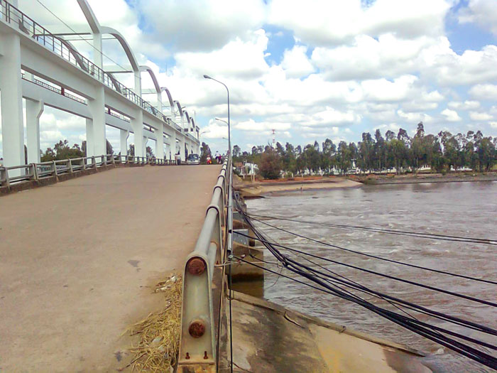 Cống Láng Thé là một trong những cống cửa sông lớn nhất ở Vĩnh Long, ngăn mặn xâm nhập từ sông Cổ Chiên và cấp, trữ nước ngọt cho một phần lớn của vùng Nam Măng Thít.

