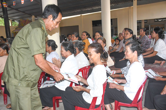 Công an xã phối hợp tuyên truyền về pháp luật, phòng, chống tội phạm, tệ nạn xã hội cho người dân.

