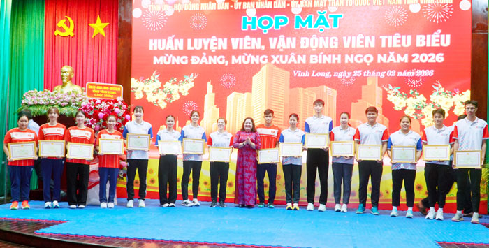 Ủy viên Trung ương Đảng, Phó Bí thư Thường trực Tỉnh ủy- Hồ Thị Hoàng Yến khen thưởng VĐV, HLV có thành tích xuất sắc tại giải thi đấu thể thao cấp quốc tế, khu vực và quốc gia năm 2025.