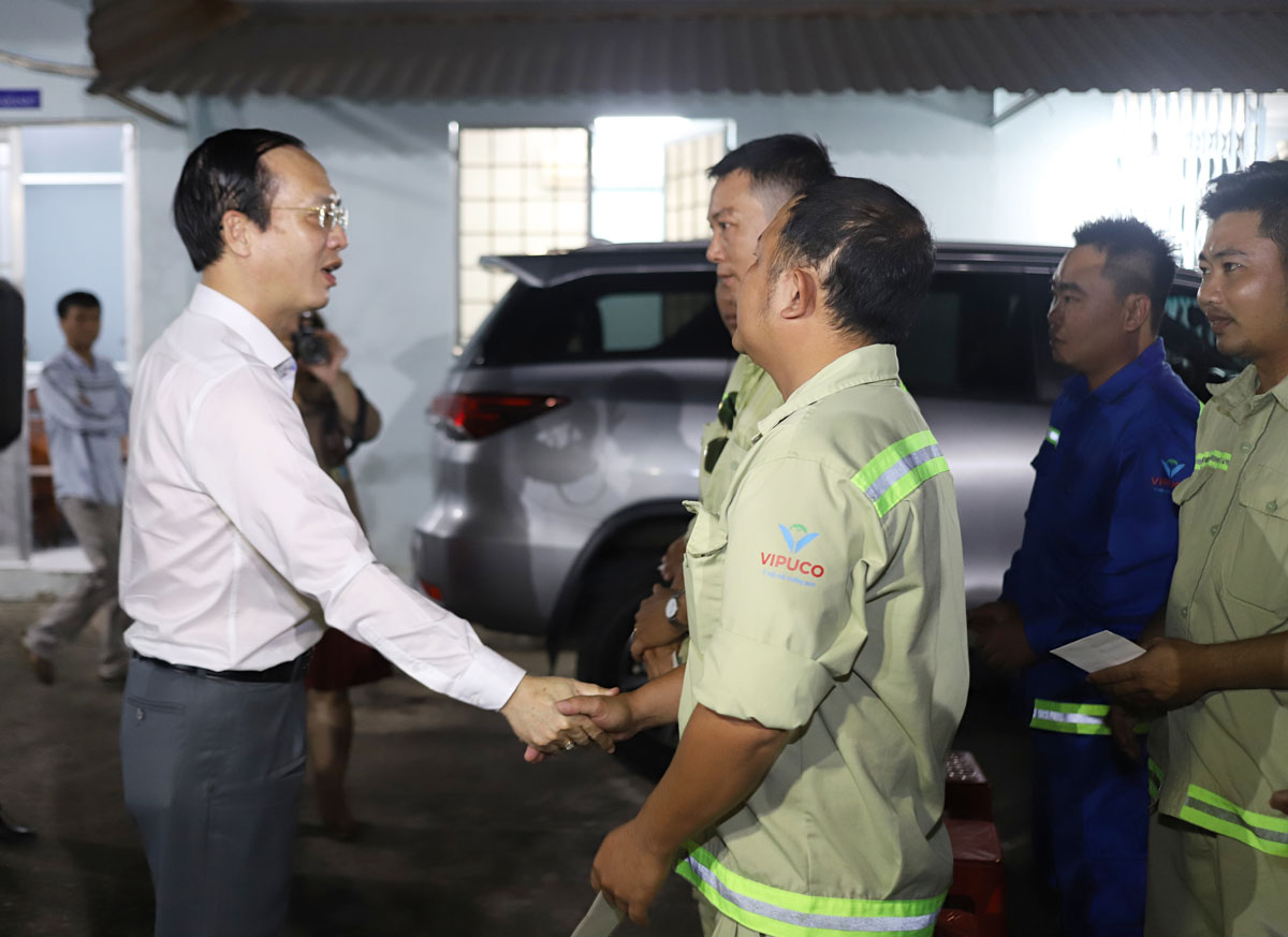 Chủ tịch UBND tỉnh Trần Trí Quang trò chuyện cùng người lao động của công ty.