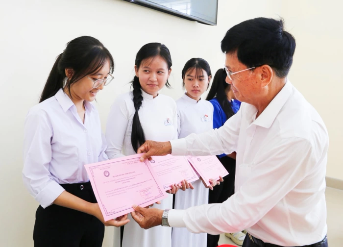 Trao 74 suất học bổng Phạm Hùng- Võ Văn Kiệt cho học sinh