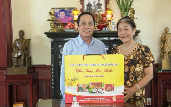 Phó Bí thư Tỉnh ủy- Lâm Minh Đằng thăm, chúc tết gia đình Đại tướng Lê Văn Dũng