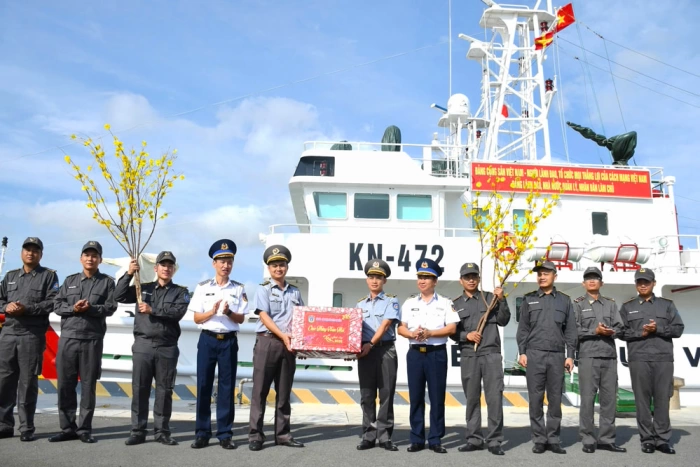 Bộ Tư lệnh Vùng Cảnh sát biển 3 thực hiện hải trình kiểm tra sẵn sàng chiến đấu, chống khai thác IUU và thăm, chúc Tết Đặc khu Trường Sa