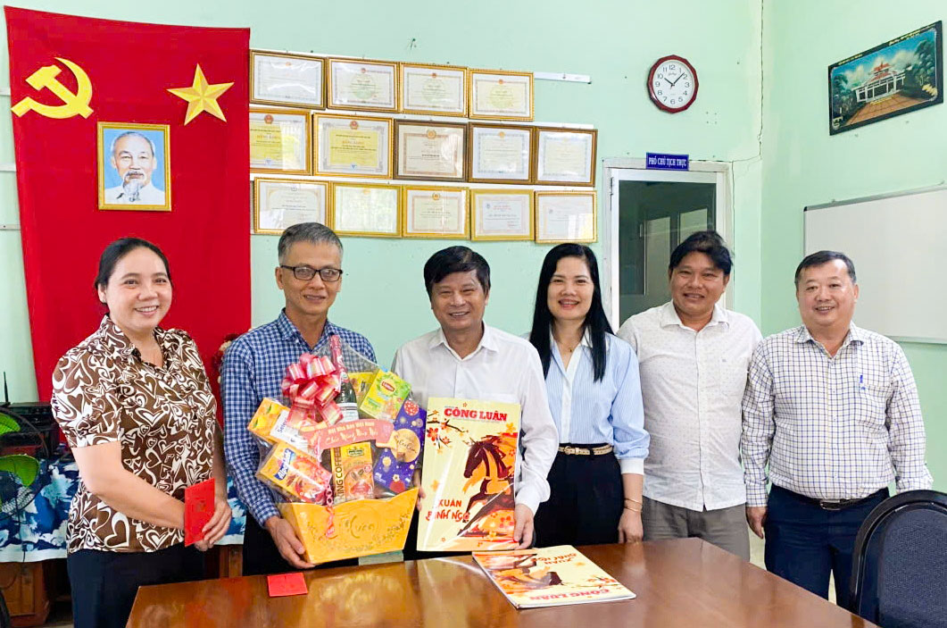 Phó Chủ tịch Hội Nhà báo Việt Nam Trần Trọng Dũng cùng đoàn công tác thăm, chúc Tết Hội Nhà báo tỉnh.