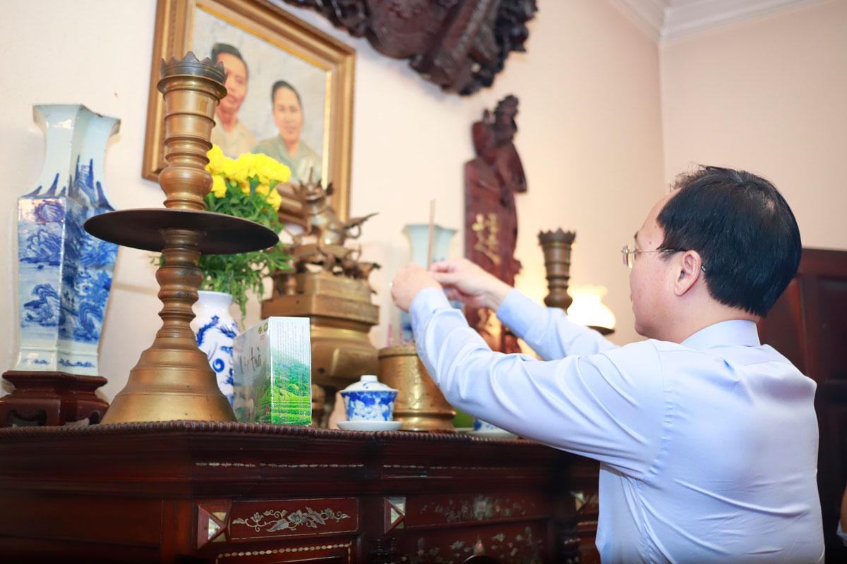  Đồng chí Trần Trí Quang - Phó Bí thư Tỉnh ủy, Chủ tịch UBND tỉnh thắp hương cố Chủ tịch Hội đồng Bộ trưởng Phạm Hùng.