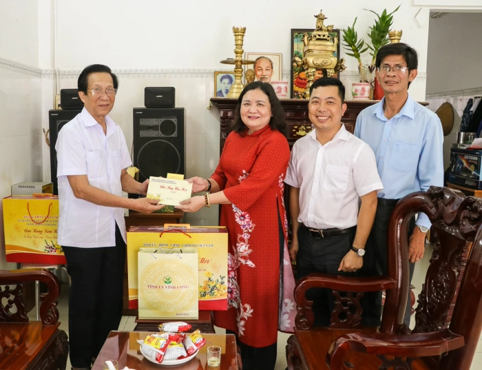 Đồng chí Hồ Thị Hoàng Yến- Ủy viên Ban Chấp hành Trung ương Đảng, Phó Bí thư Thường trực Tỉnh ủy thăm, chúc Tết nguyên lãnh đạo Trung ương, nguyên lãnh đạo tỉnh