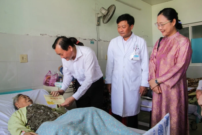 Phó Bí thư Tỉnh ủy Nguyễn Minh Dũng thăm, tặng quà bệnh nhân điều trị tại BVĐK Vĩnh Long