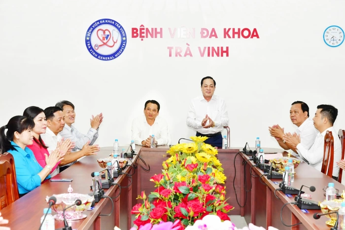 Lãnh đạo tỉnh thăm, chúc Tết tại Bệnh viện Đa khoa Trà Vinh