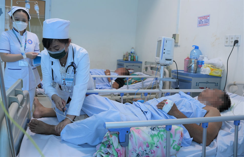 Khi xuất hiện các dấu hiệu như đau ngực, khó thở hoặc cảm giác không khỏe rõ rệt, cần đến cơ sở y tế sớm nhất có thể, tuyệt đối không nên chần chừ hay chờ đợi qua Tết.