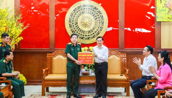 Thượng tướng Nguyễn Văn Gấu chúc Tết tỉnh Vĩnh Long