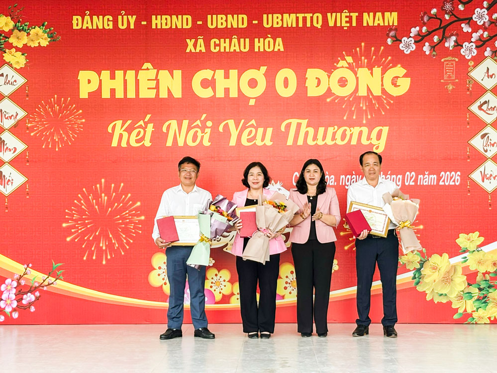 Đồng chí Kiên Thị Minh Nguyệt – Phó Trưởng ban Thường trực Ban Tuyên giáo và Dân vận Tỉnh ủy trao bằng khen của UBND tỉnh cho cá nhân có thành tích trong ủng hộ xã Châu Hòa thực hiện chương trình an sinh xã hội.