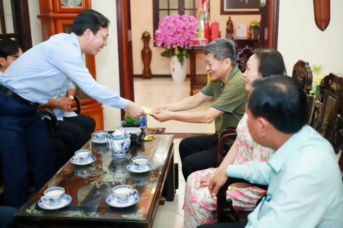 Chủ tịch UBND tỉnh Trần Trí Quang thăm, chúc Tết gia đình nguyên lãnh đạo Đảng, Nhà nước qua các thời kỳ