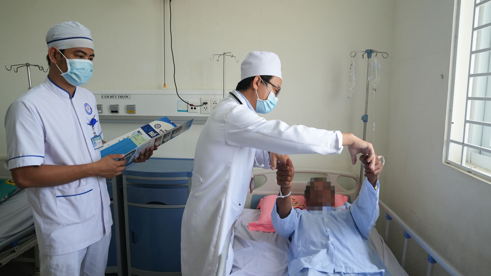 Các bệnh viện sẵn sàng tiếp nhận và xử trí kịp thời các trường hợp cấp cứu, đặc biệt là đột quỵ trong “giờ vàng”. Trong ảnh, bệnh nhân đột quỵ điều trị tại BVĐK Trà Vinh.