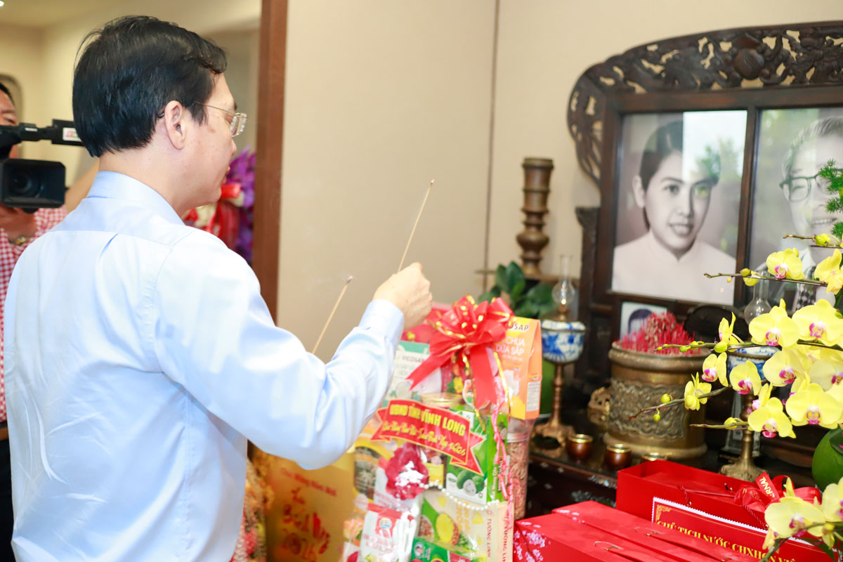 Đồng chí Trần Trí Quang - Phó Bí thư Tỉnh ủy, Chủ tịch UBND tỉnh thắp hương tưởng nhớ Thủ tướng Chính phủ Võ Văn Kiệt.