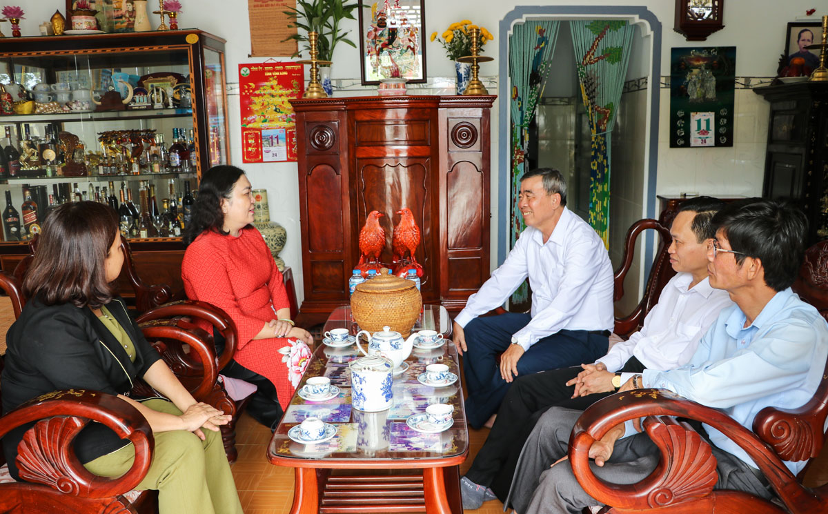  Đồng chí Hồ Thị Hoàng Yến và đoàn đến thăm, tặng quà chúc Tết đồng chí Huỳnh Phú Long.