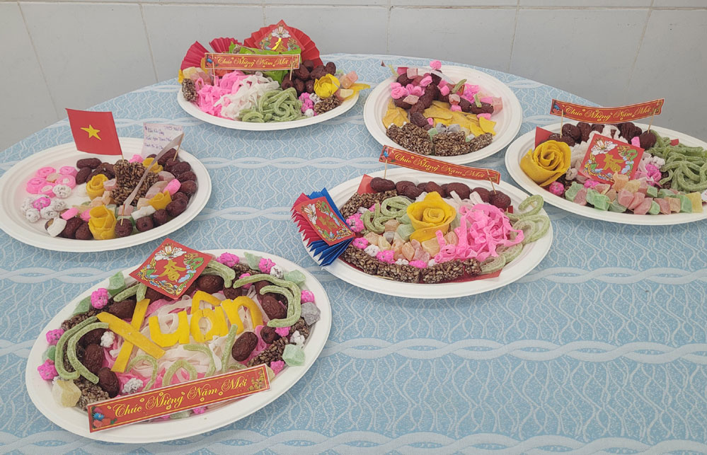 Sản phẩm trang trí, tạo hình chủ đề “Ngọt ngào sắc xuân” của học sinh.