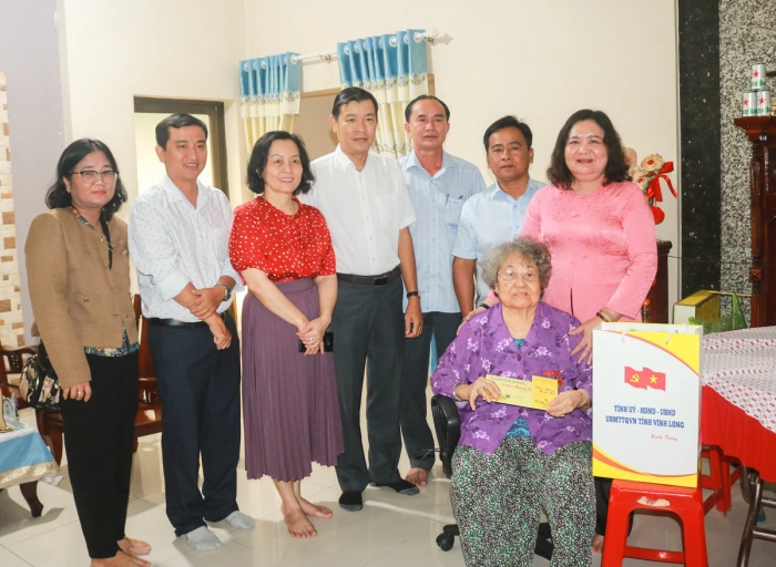 Đồng chí Hồ Thị Hoàng Yến- Ủy viên Ban Chấp hành Trung ương Đảng, Phó Bí thư Thường trực Tỉnh ủy thăm, chúc tết gia đình chính sách phường Phước Hậu