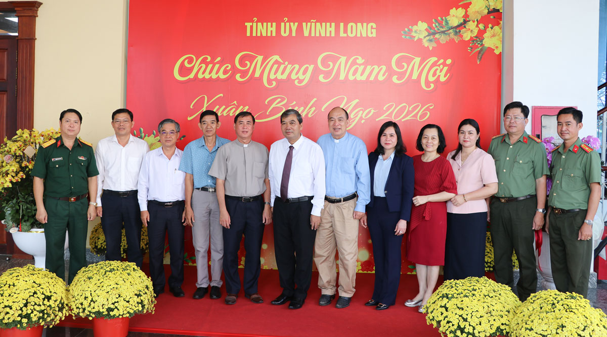 Chụp ảnh lưu niệm cùng đoàn của Tòa Giám mục Giáo phận Vĩnh Long.