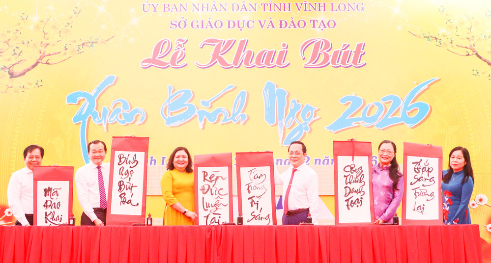 Tại nghi thức khai bút, lãnh đạo tỉnh viết những chữ thư pháp mang ý nghĩa tốt đẹp, gửi gắm thông điệp về tri thức, đạo đức và khát vọng phát triển trong năm mới.