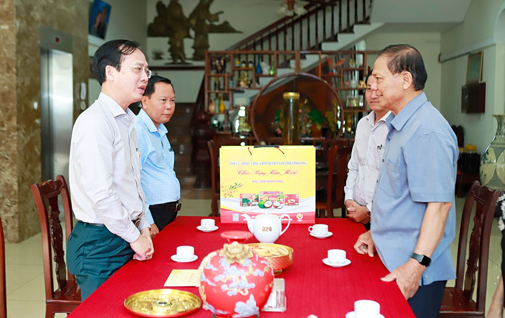 Đồng chí Trần Trí Quang thăm, chúc Tết đồng chí Trần Văn Truyền.