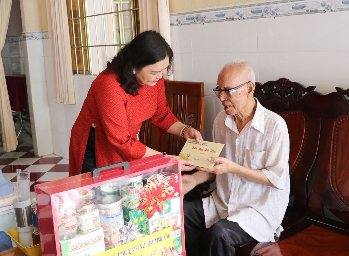 Phó Bí thư Thường trực Tỉnh ủy Hồ Thị Hoàng Yến thăm, chúc Tết đồng chí Lâm Phú.