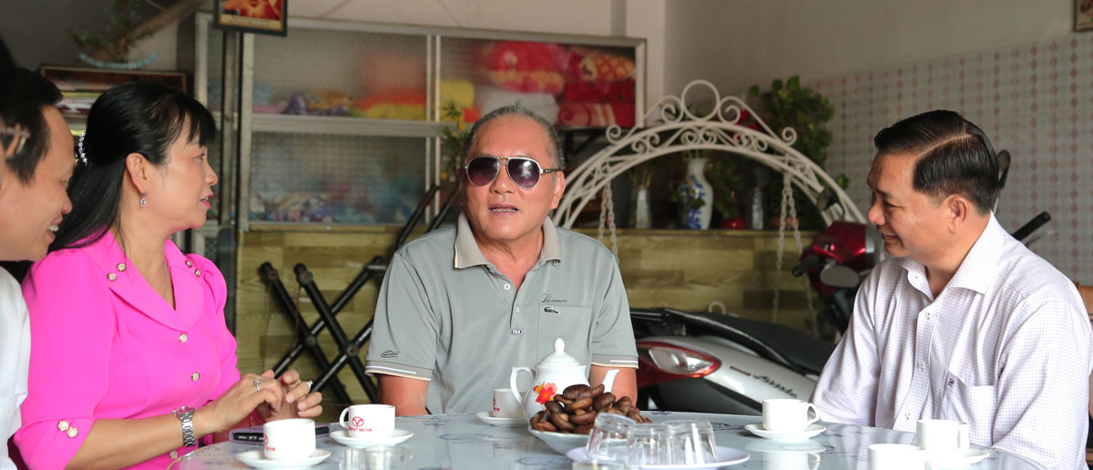 Đồng chí Trần Văn Lâu thăm, chúc Tết bệnh binh Phan Văn Sơn.