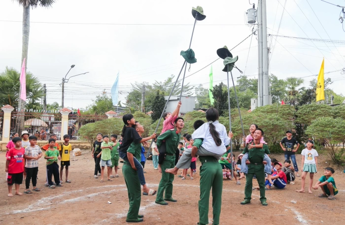 Sôi nổi các hoạt động Tết Quân dân