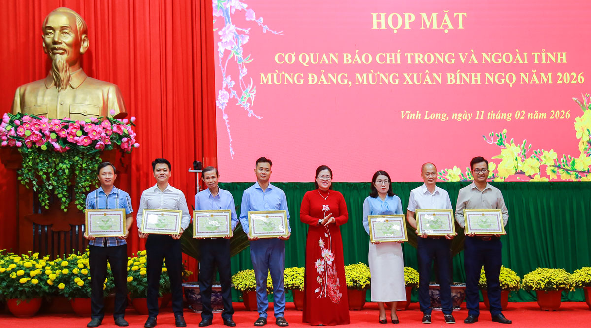 Đồng chí Nguyễn Thị Minh Trang- Ủy viên Ban Thường vụ Tỉnh ủy, Trưởng Ban Tuyên giáo và Dân vận Tỉnh ủy tặng bằng khen của UBND tỉnh cho các tập thể đạt thành tích tiêu biểu trong công tác tuyên truyền kinh tế - xã hội năm 2025 trên địa bàn tỉnh.