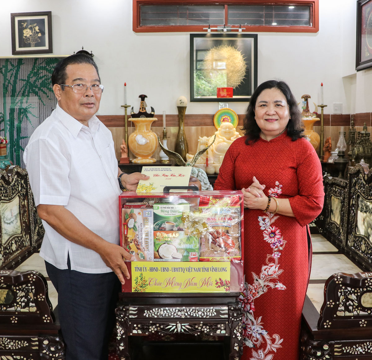  Phó Bí thư Thường trực Tỉnh ủy Hồ Thị Hoàng Yến tặng quà chúc Tết đồng chí Sơn Minh Thắng.