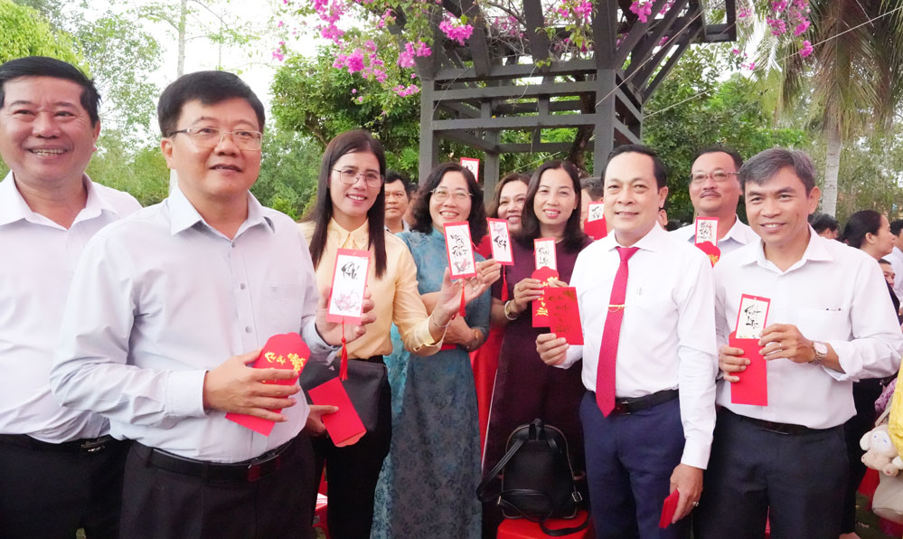 Đồng chí Lâm Minh Đằng tặng chữ thư pháp đầu năm cho đại biểu, giáo viên, học sinh tham gia.