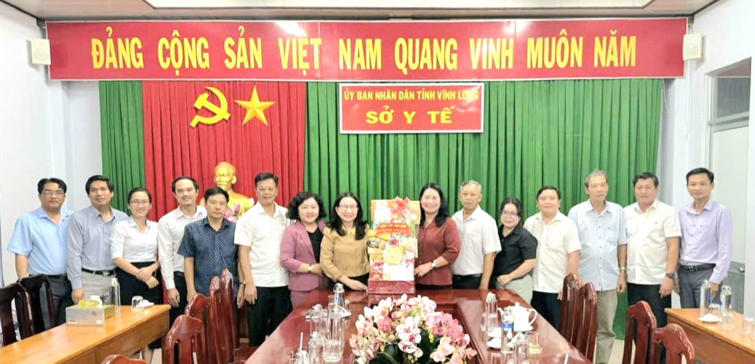 Phó Chủ tịch UBND tỉnh Nguyễn Thị Bé Mười chúc, tặng quà Tết cho tập thể Sở Y tế.