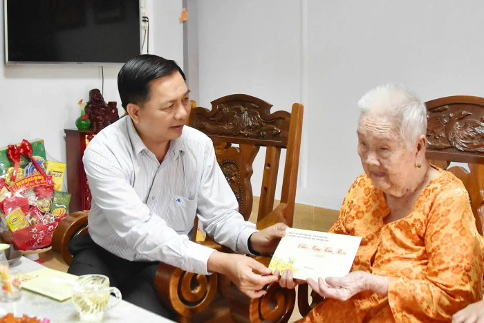 Bí thư Tỉnh ủy- Trần Văn Lâu chúc Tết Mẹ Việt Nam anh hùng và nguyên lãnh đạo tỉnh