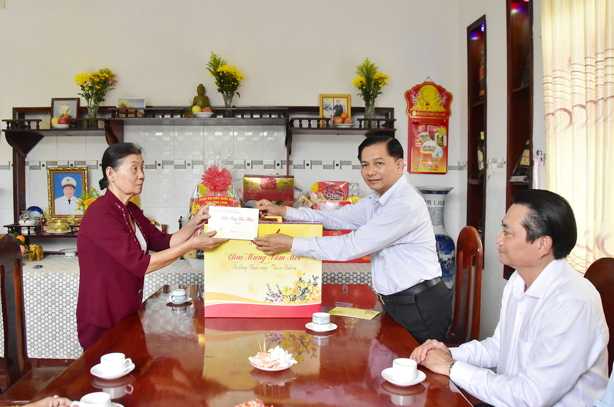Bí thư Tỉnh ủy- Trần Văn Lâu chúc Tết gia đình Trung tướng Sơn Cang.